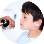 Kind erhält ein Arzneimittel (Quelle: Shutterstock) Kind erhält ein Arzneimittel